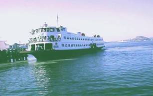 Embarcao convencional (barca) da travessia Rio-Niteri